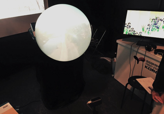 球体ディスプレイの動画を非接触で操作できる体験型アートコンテンツ「360°frontier(技術協力)」